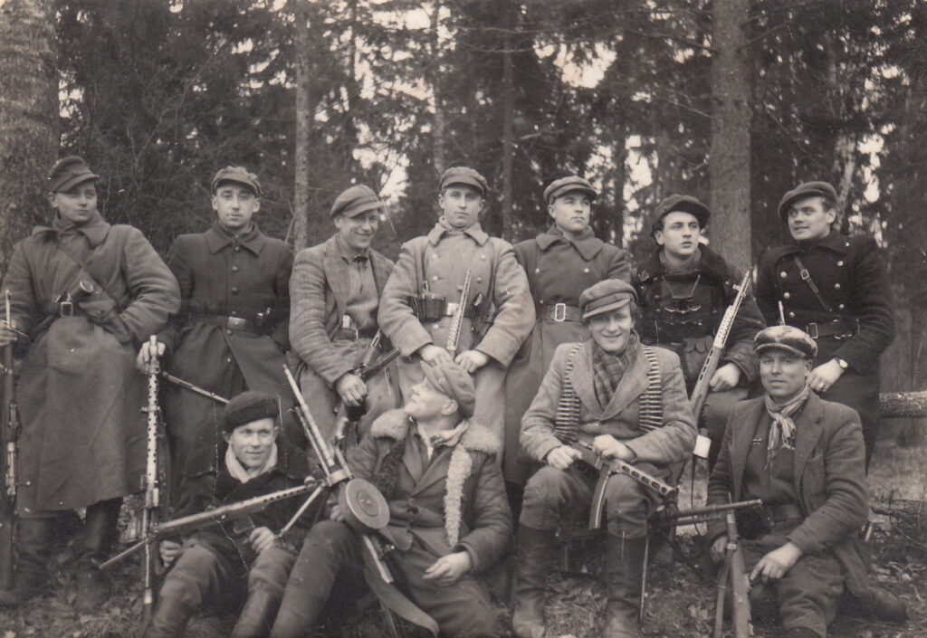 Vyčio apygardos Žaibo būrio partizanai. Iš kairės sėdi: Antanas Jakubonis-Vermachtas, Jonas Sinkevičius-Ąžuolis, Ąžuolas, Bronius Gvozdas-Lapelis, dar vienas – neatpažintas; iš kairės stovi: Albinas Sauliūnas-Saulėgrąža, Marijonas Pociūnas-Erdvė, Petras Šimka-Trenksmas, Antanas Mincė-Lietus, būrio vadas Antanas Žilys-Žaibas, Albinas Miknevičius-Judas, Bernatavičius-Rasputinas. XX a. 5-asis dešimtmetis. PANEVĖŽIO KRAŠTOTYROS MUZIEJAUS FONDŲ nuotr.