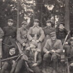 Vyčio apygardos Žaibo būrio partizanai. Iš kairės sėdi: Antanas Jakubonis-Vermachtas, Jonas Sinkevičius-Ąžuolis, Ąžuolas, Bronius Gvozdas-Lapelis, dar vienas – neatpažintas; iš kairės stovi: Albinas Sauliūnas-Saulėgrąža, Marijonas Pociūnas-Erdvė, Petras Šimka-Trenksmas, Antanas Mincė-Lietus, būrio vadas Antanas Žilys-Žaibas, Albinas Miknevičius-Judas, Bernatavičius-Rasputinas. XX a. 5-asis dešimtmetis. PANEVĖŽIO KRAŠTOTYROS MUZIEJAUS FONDŲ nuotr.