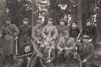 Vyčio apygardos Žaibo būrio partizanai. Iš kairės sėdi: Antanas Jakubonis-Vermachtas, Jonas Sinkevičius-Ąžuolis, Ąžuolas, Bronius Gvozdas-Lapelis, dar vienas – neatpažintas; iš kairės stovi: Albinas Sauliūnas-Saulėgrąža, Marijonas Pociūnas-Erdvė, Petras Šimka-Trenksmas, Antanas Mincė-Lietus, būrio vadas Antanas Žilys-Žaibas, Albinas Miknevičius-Judas, Bernatavičius-Rasputinas. XX a. 5-asis dešimtmetis. PANEVĖŽIO KRAŠTOTYROS MUZIEJAUS FONDŲ nuotr.