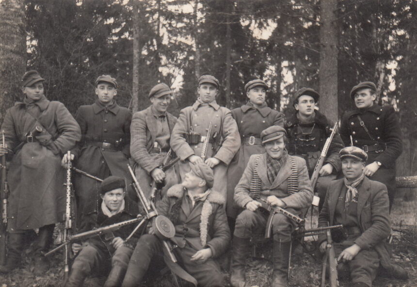 Vyčio apygardos Žaibo būrio partizanai. Iš kairės sėdi: Antanas Jakubonis-Vermachtas, Jonas Sinkevičius-Ąžuolis, Ąžuolas, Bronius Gvozdas-Lapelis, dar vienas – neatpažintas; iš kairės stovi: Albinas Sauliūnas-Saulėgrąža, Marijonas Pociūnas-Erdvė, Petras Šimka-Trenksmas, Antanas Mincė-Lietus, būrio vadas Antanas Žilys-Žaibas, Albinas Miknevičius-Judas, Bernatavičius-Rasputinas. XX a. 5-asis dešimtmetis. PANEVĖŽIO KRAŠTOTYROS MUZIEJAUS FONDŲ nuotr.