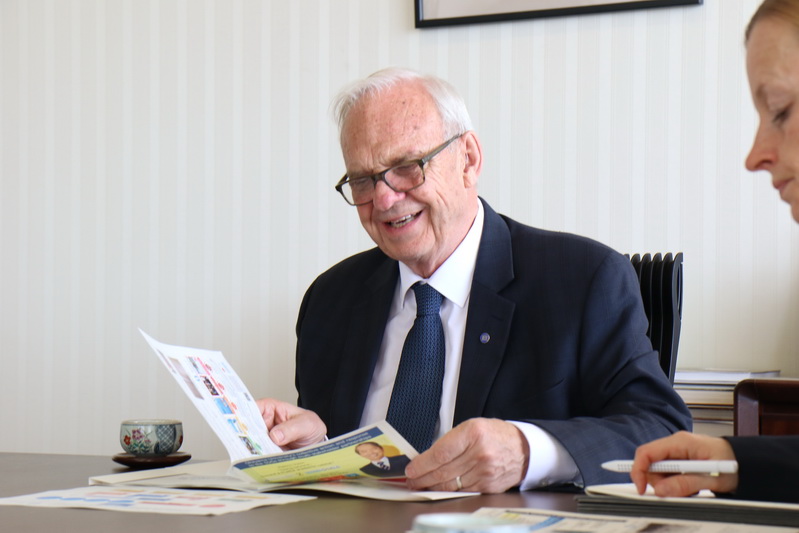 Istorinių tarpukario Lietuvos tarptautinių sutarčių originalus išsaugojęs ir neatlygintinai atidavęs Kanados profesorius Čarlzas Hopkinsas sako tai buvus laimingu atsitiktinumu. TU nuotr.