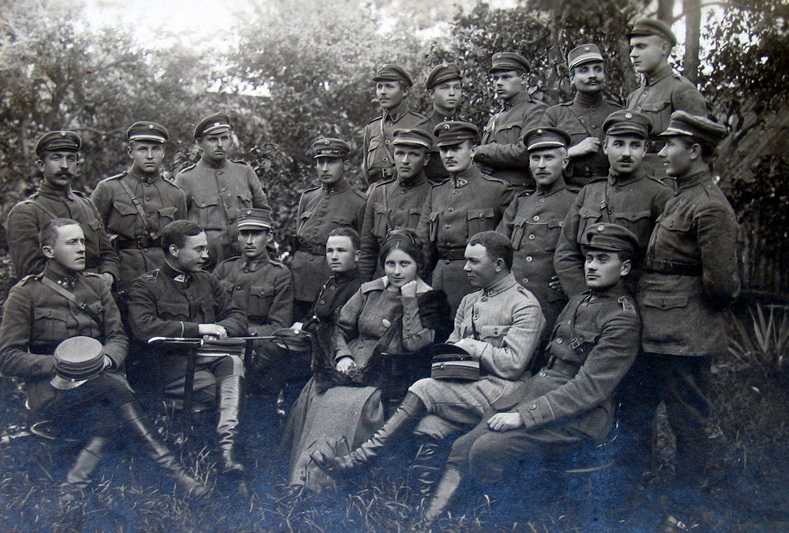 Žvalgybos skyriaus Propagandos biuro karo valdininkė Sofija Kymantaitė‑Čiurlionienė po paskaitos Panevėžyje dislokuoto Trečiojo pėstininkų pulko kariams 1919-ųjų kovą. LCVA nuotr.