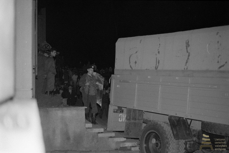 Lietuvos Respublikos Aukščiausiajai Tarybai-Atkuriamajam Seimui 1990 metų rugpjūčio 22 dieną priėmus nutarimą dėl LKP archyvo priėmimo Lietuvos Respublikos nuosavybėn, įsikišo LKP (SSKP) CK ir SSRS MVD vidaus kariuomenė. LCVA nuotr.