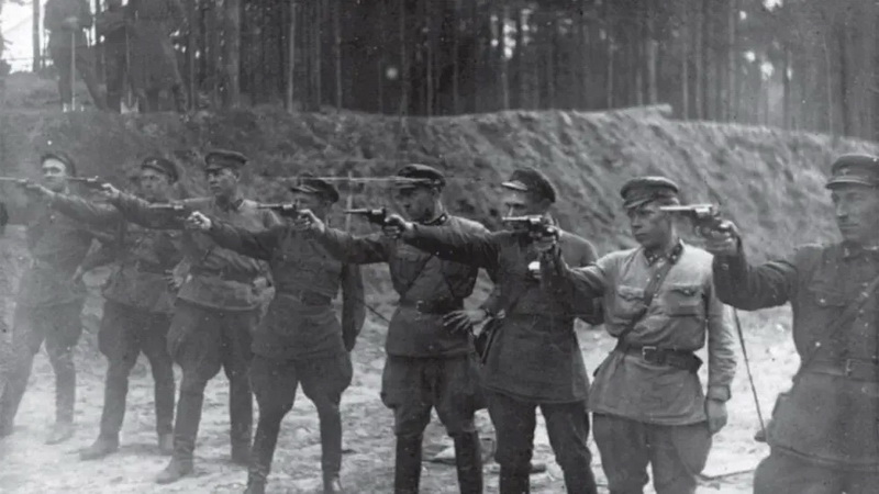 NKVD ir giminingų saugumo struktūrų siautėjimai tęsėsi iki Stalino mirties ir jo kulto žlugimo. Vėliau jų funkcijas perėmė KGB. ARCHYVŲ nuotr.