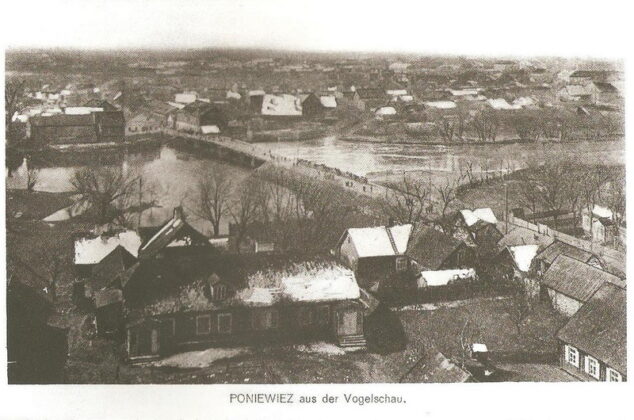 1914–1917 metais iš Šv. Petro ir Povilo bažnyčios bokšto fotografuotas Panevėžys. Kitoje Nevėžio pusėje matyti prie įtekančio Sirupio buvęs piliakalnis. PANEVĖŽIO KRAŠTOTYROS MUZIEJAUS RINKINIŲ nuotr.
