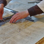 Atrodytų, išlaikyti popieriaus lapą pusę tūkstantmečio neįmanoma, tačiau archyvuose dirbantys restauratoriai tvirtina, jog sudėtingiau išsaugoti gerokai „jaunesnius“ dokumentus.