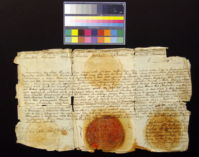 Dirbti su pačiais seniausiais dokumentais restauratoriams įdomu, tačiau prie šių jie jau įpratę. Naujesnių laikų popierinis paveldas pateikia specialistams daugiau jaudinančių atradimų bei iššūkių. LCVA nuotr.