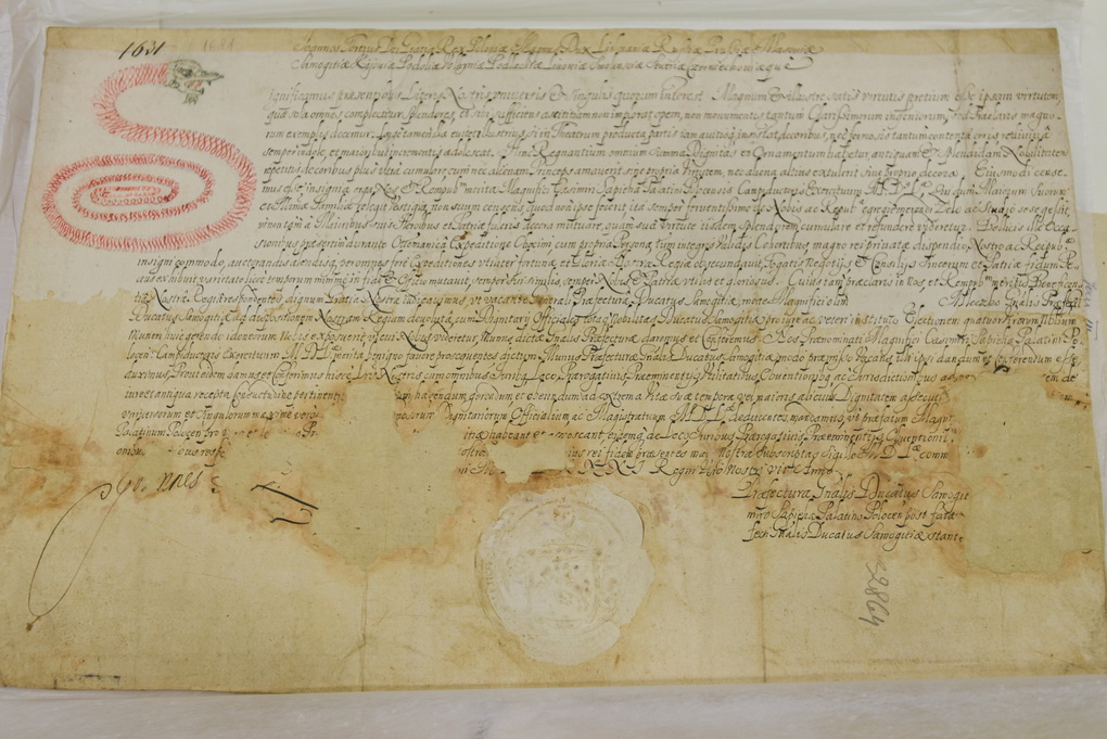 Lietuvos didžiojo kunigaikščio Jono Sobieskio pasirašytame rašte kairėje akį traukia ne vien autentiškas valdovo parašas, bet ir pirmoji raidė. P. ŽIDONIO nuotr.