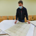 Vilniaus universiteto bibliotekos Rankraščių skyriaus vyresniojo bibliotekininko Pauliaus Bagočiūno teigimu, Lietuvos didikų giminių dokumentai stebina dar ir savo formatu – dažniausiai jų būta didžiulių. P. ŽIDONIO nuotr.