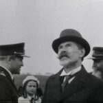 1935 metų dokumentinio filmo „Iš Lietuvos aeroklubo gyvenimo“ kadras (operatorius A. Žibas). Tąkart klubo 5-mečio proga jame apsilankė pats prezidentas Antanas Smetona. LCVA KINO DOKUMENTŲ SKYRIAUS nuotr.