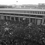 Parlamento rūmus apsupusi minia 1991 metų sausio 11-ąją, likus maždaug parai iki tragiškų įvykių. UKRINFORM.UA nuotr.