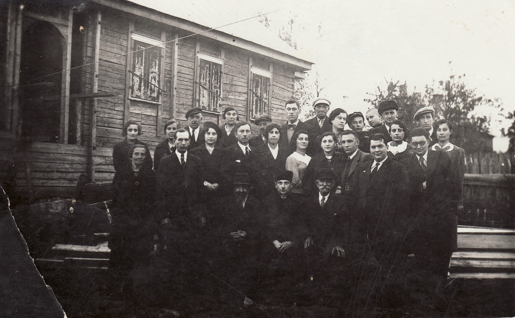 Panevėžio karaimai prie karaimai prie restauruojamos kenesos 1936-aisiais. Sovietmečiu jų teliko viena religinė bendruomenė – Trakuose. PANEVĖŽIO KRAŠTOTYROS MUZIEJAUS RINKINIŲ nuotr.