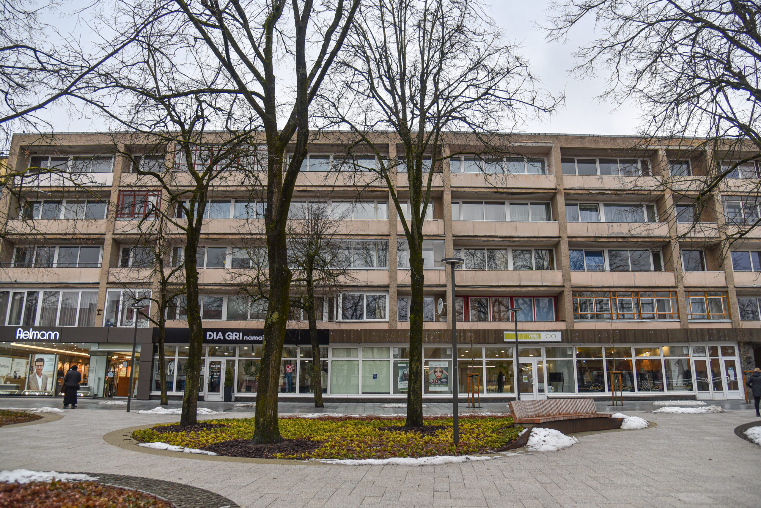 Vieną žinomiausių daugiaaukščių tuomečiame Panevėžyje – ir dar stovintį pačioje miesto širdyje, Lenino aikštėje, – jaunieji pogrindininkai gudriai išnaudojo antisovietinių lapelių platinimui. P. ŽIDONIO nuotr.