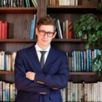 Pasaulyje išradimų banga pakilo kartu su pramonės revoliucija, taigi dar XIX amžiuje. Neaplenkė ji ir Lietuvos, ypač reikšminga sritimi tapusi tarpukariu. 3-iasis ir 4-asis dešimtmečiai buvo laikotarpis, kai visa šalis gyveno viltimi surasti savąjį Tomą Edisoną – išradėją, sukursiantį kažką, kas nustebintų visą pasaulį.