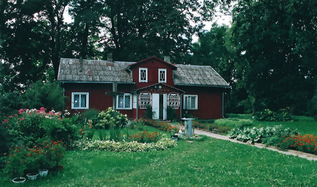 Montvilų namas Opšrūtuose apie 1979-uosius. Tetos Marijos Montvilaitės sodybą savo antraisiais namais laikęs režisierius Julius Dautartas čia sako sužinojęs, kas yra tikroji meilė Lietuvai – persmelkta ne tik patriotizmo, bet ir pasiaukojimo. MONTVILŲ ŠEIMOS ASMENINIO ARCHYVO nuotr.