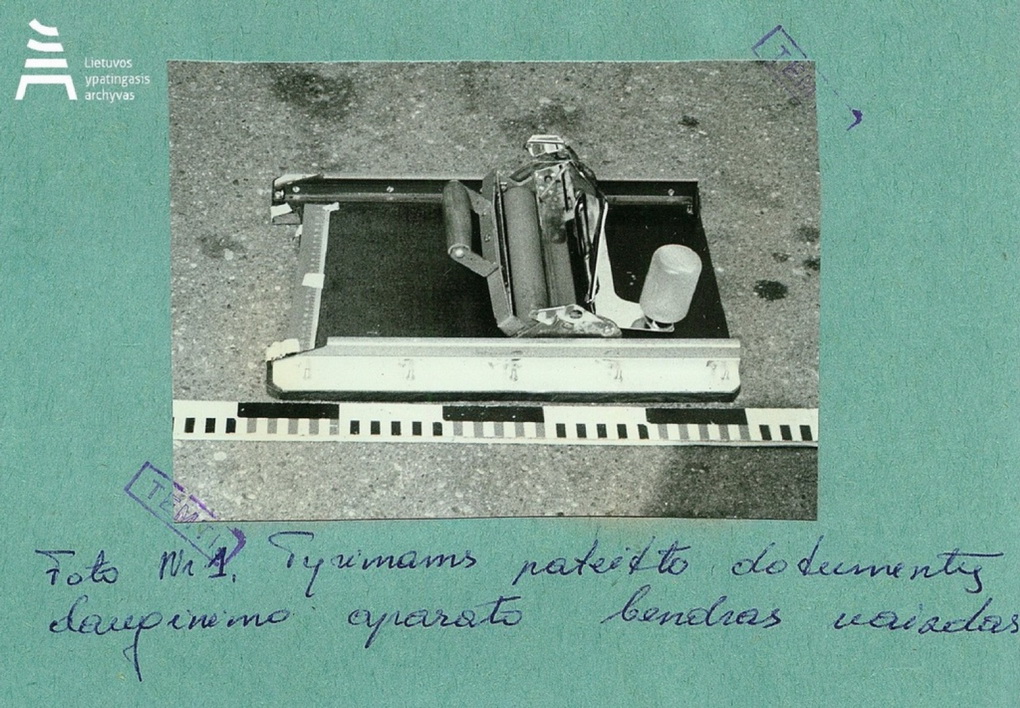 Savadarbis dauginimo aparatas – hektografas, – kuriuo buvo dauginama „Lietuvos Katalikų Bažnyčios kronika“. 1980-aisiais Lietuvos KGB darbuotojai jį rado per vieną kratų ieškant „antisovietine veikla“ užsiimančių pogrindinės spaudos leidėjų. LIETUVOS YPATINGOJO ARCHYVO nuotr.