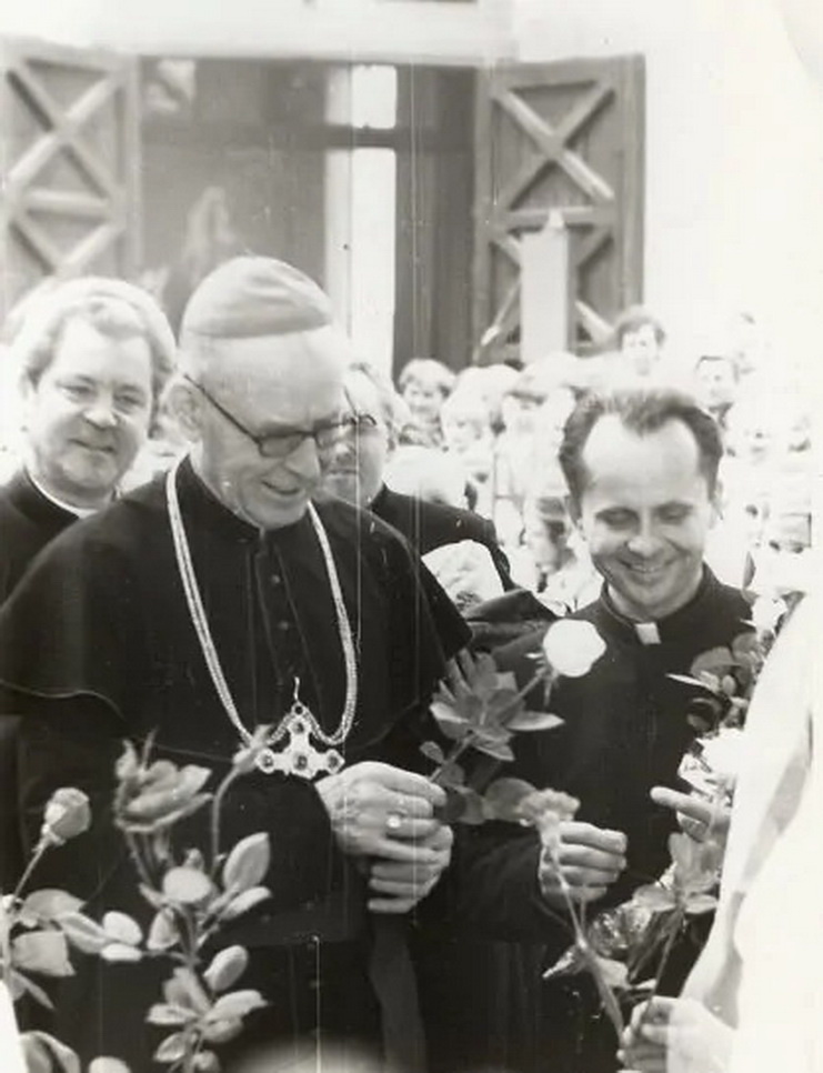 Tremtinys, arkivyskupas Julijonas Steponavičius, kurį panevėžiečiai norėjo matyti savo vyskupu ir dėl to net siuntė laišką į Maskvą. Šis tikinčiųjų kreipimasis į Sovietų Sąjungos valdžią spausdintas pačiam pirmajame „Lietuvos katalikų bažnyčios kronikos“ numeryje. (1982-ųjų fotografijoje dešinėje – „Kronikos“ inciatorius kardinolas Sigitas Tamkevičius, kairėje antrame plane – būsimasis Panevėžio vyskupas Juozas Preikšas). KARDINOLO V. SLADKEVIČIAUS MEMORIALINIO MUZIEJAUS ARCHYVO nuotr.