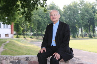 Praėjusio amžiaus 7-ajame dešimtmetyje subrendęs kryptingas Bažnyčios pasipriešinimas sovietiniam režimui Lietuvoje davė pradžią lemiamam kovos už nepriklausomybės susigrąžinimą etapui.