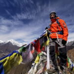 Kopti į aukščiausias pasaulio viršukalnes, kur nuo deguonies trūkumo iš skausmo plyšta galva, be baimės šokti prisirišus guma, įveikti ultramaratoną, nardyti su rykliais, ragauti dar plakančią kobros širdį ir ją užgerti krauju – šį ekstremalių potyrių sąrašą būtų galima dar tęsti. Ir tai ne kokio veiksmo filmo herojui tenkantys išbandymai, o panevėžiečio verslininko 36-erių Justo Narkevičiaus gyvenimo dalis.