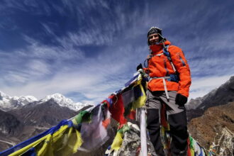 Kopti į aukščiausias pasaulio viršukalnes, kur nuo deguonies trūkumo iš skausmo plyšta galva, be baimės šokti prisirišus guma, įveikti ultramaratoną, nardyti su rykliais, ragauti dar plakančią kobros širdį ir ją užgerti krauju – šį ekstremalių potyrių sąrašą būtų galima dar tęsti. Ir tai ne kokio veiksmo filmo herojui tenkantys išbandymai, o panevėžiečio verslininko 36-erių Justo Narkevičiaus gyvenimo dalis.