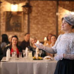 Galima pajuokauti, kad Vilija Petkūnienė galėtų ne tik papasakoti, ką viduramžiais valgė lietuvių didikai, bet ir pagaminti kai kuriuos ant to meto stalo populiarius patiekalus, tačiau dabartinių kotletų neiškeptų. Kelis dešimtmečius pradinių klasių mokytoja išdirbusi ir niekada nemėgusi suktis virtuvėje dabar Vilija yra taip arti jos, kad net pati anksčiau tuo nebūtų patikėjusi.