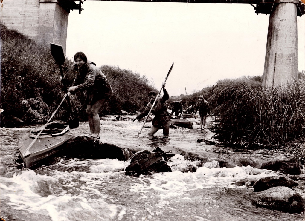 Sarjankos upe Latvijoje. Centre – Julius Beinortas, kairėje – Vida Beinortienė. 1972 metai. V. BEINORTIENĖS ASMENINIO ARCHYVO nuotr.