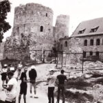 Prie Bauskės pilies 1985-aisiais. V. BEINORTIENĖS ASMENINIO ARCHYVO nuotraukos