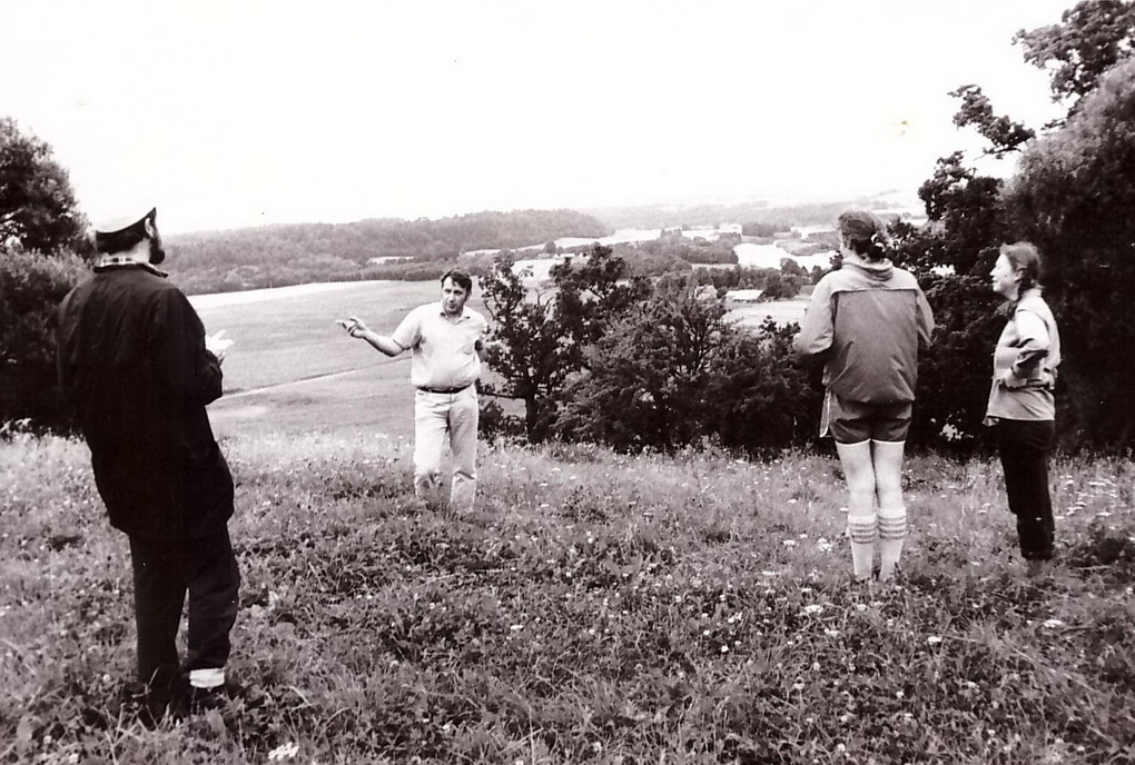Panevėžio žygeiviai Estijoje, ant piliakalnio. Centre – Julius Beinortas, dešinėje – Albina Saladūnaitė. 1983 metai. V. BEINORTIENĖS ASMENINIO ARCHYVO nuotr.