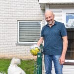 Garsiojo režisieriaus Juozo Miltinio pamokos, užburiantis teatro kvapas, futbolo kamuolys, alkoholio tvaikas, benamių čempionatai ir lėtas kilimas iš dugno – tokį gyvenimo scenarijų likimas paruošė buvusių garsių Panevėžio aktorių Laimutės Liesytės-Pažemeckienės ir Česlovo Pažemecko sūnui Mariui Pažemeckui.