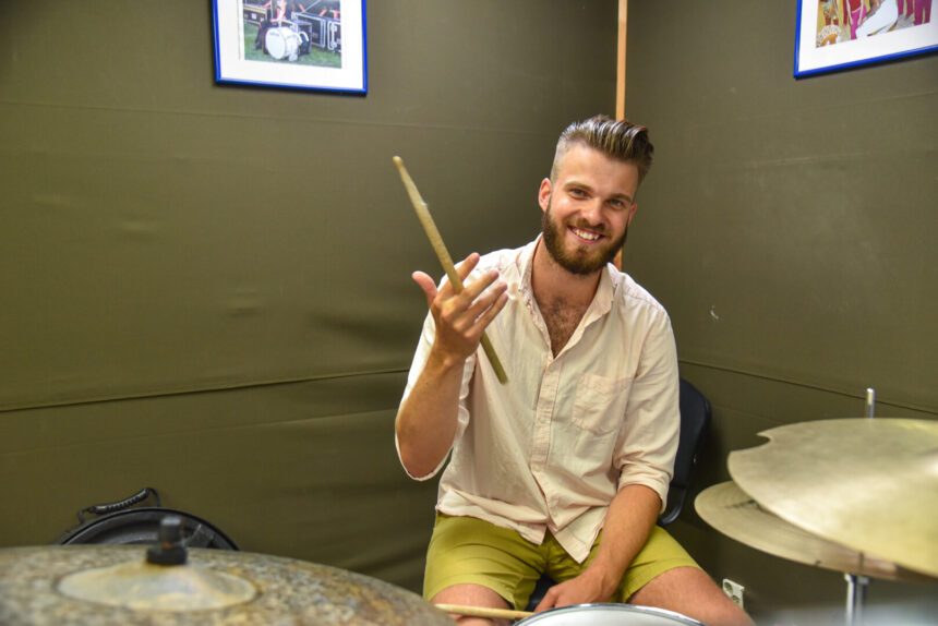 Karolis Jurgaitis, ko gero, yra vienas jauniausių pedagogų Panevėžyje. Bet atsidavimo darbui jam galėtų pavydėti ne vienas senbuvis.