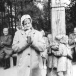 Kas giliu sovietmečiu galėjo išdrįsti viešai persižegnoti, apsikabinti griaunamą naikinamos bažnyčios kryžių, prie palto atlapo prisisiūti Trispalvę ir sugėdinti neišmanančius, ką lietuviui reiškia geltona, žalia ir raudona spalvos?