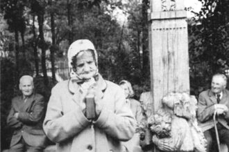 Kas giliu sovietmečiu galėjo išdrįsti viešai persižegnoti, apsikabinti griaunamą naikinamos bažnyčios kryžių, prie palto atlapo prisisiūti Trispalvę ir sugėdinti neišmanančius, ką lietuviui reiškia geltona, žalia ir raudona spalvos?