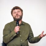 Prieš dvidešimt su trupučiu metų per Panevėžį žingsniuojantis Giedrius Kiela žvilgsnius į save traukdavo didžiuliame dėkle ant pečių nešama gitarą. Toks jis, iš paauglystės beišaugantis jaunuolis pečius siekiančiais plaukais, skubėdavo į teatrą „Menas“, kur buvo įdarbintas puse aktoriaus ir puse sargo etato.