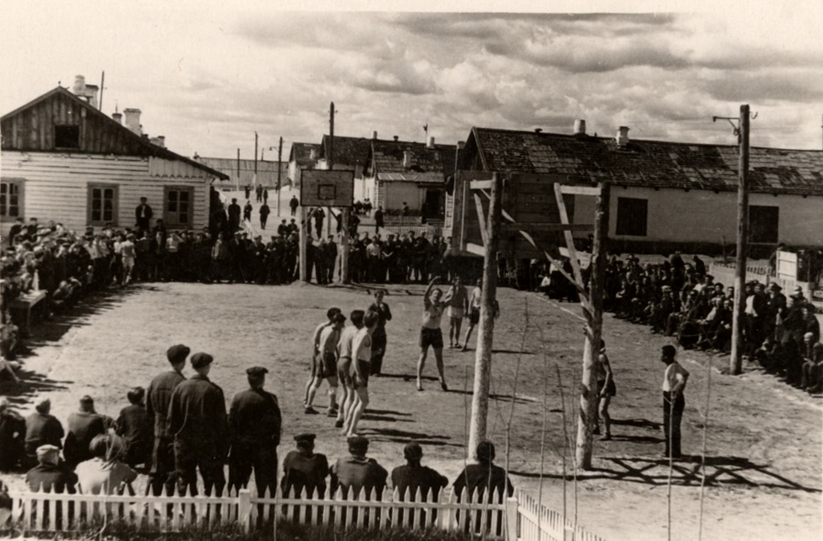 Atsakinga akimirka – baudų metimas. Čiuna, Irkutsko sritis, 1956-ieji (iš E. Buroko kolekcijos). LGGRTC OKUPACIJŲ IR LAISVĖS KOVŲ MUZIEJAUS RINKINIŲ nuotr.