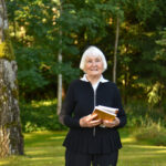 Sovietmečiu dėl galimybės įsigyti vertingą knygą eilėse tekdavo pastovėti net ilgiau nei prie užsieninių batų. Tais laikais buvusios tikruoju deficitu, statuso ženklu, knygos dovanojo galimybę pajusti laisvę, giliau suprasti bei puoselėti lietuvybę.