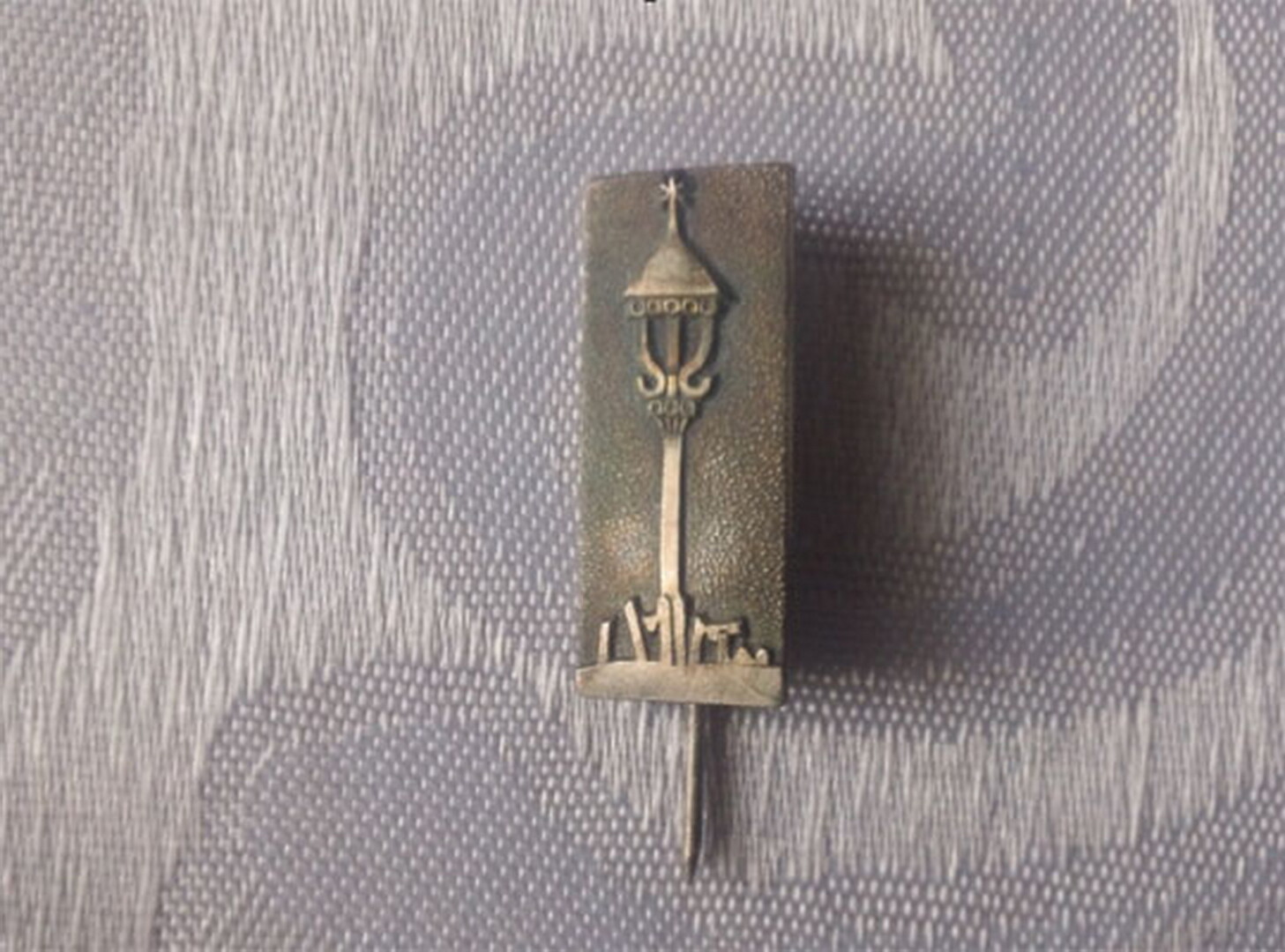 Eucharistijos bičiulių sambūrio ženklelis, kurio atsiradimą gaubia savotiška paslaptis. ARCHYVŲ nuotr.