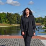 Panevėžietė Marija Petraitytė vos baigusi mokyklą išvažiavo į Daniją studijuoti tvarios mados dizaino. Įkvėpusi kopenhagiškos estetikos viename žaliausių miestų pasaulyje, pasimėgavusi skandinaviška kultūra ir stilingu modernizmu, o paskui dar ir baigusi mokslus Vilniaus dailės akademijoje, gyventi ir kurti jauna dizainerė pasirinko Panevėžį.