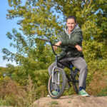 Stereotipų laužytojas – taip galima apibūdinti 28-erių panevėžietį Martyną Kazlauską. Laisvai samdomu videografu ir fotografu dirbantis vaikinas nuo ankstyvos paauglystės adrenalino vėją gaudo BMX dviračių trasoje. O pajutęs, kad į gyvenimą ima kėsintis rutina, metė iššūkį ir senutėlį mikroautobusiuką savo rankomis perdaręs į kemperį leidosi pusmečiui į Portugalijos miškus.