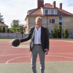 Lietuviams krepšinis visada buvo daugiau nei sportas. Tai gyva istorijos dalis, tapusi tautos pasididžiavimu, dvasios stiprybės šaltiniu ir tylia, bet galinga rezistencijos forma. Sovietmečiu jis virto legalia arena, kurioje mažos šalies sportininkai priešinosi milžiniškai imperijai – ne ginklais, o taikliais metimais ir nepalaužiama valia.