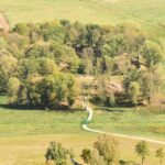 Kas nežino padavimo apie žiaurų Upytės krašto poną Čičinską. Kaip jis skriausdavęs baudžiauninkus, liepdavęs lipti į medį, kukuoti it gegutei, o pats į juos šaudydavęs. Kaip ant žirgo įjodavęs į bažnyčią prisidegti cigarą, daugiau visokių piktadarysčių padaręs ir galiausiai už jas buvęs perkūno nutrenktas.