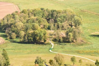 Kas nežino padavimo apie žiaurų Upytės krašto poną Čičinską. Kaip jis skriausdavęs baudžiauninkus, liepdavęs lipti į medį, kukuoti it gegutei, o pats į juos šaudydavęs. Kaip ant žirgo įjodavęs į bažnyčią prisidegti cigarą, daugiau visokių piktadarysčių padaręs ir galiausiai už jas buvęs perkūno nutrenktas.