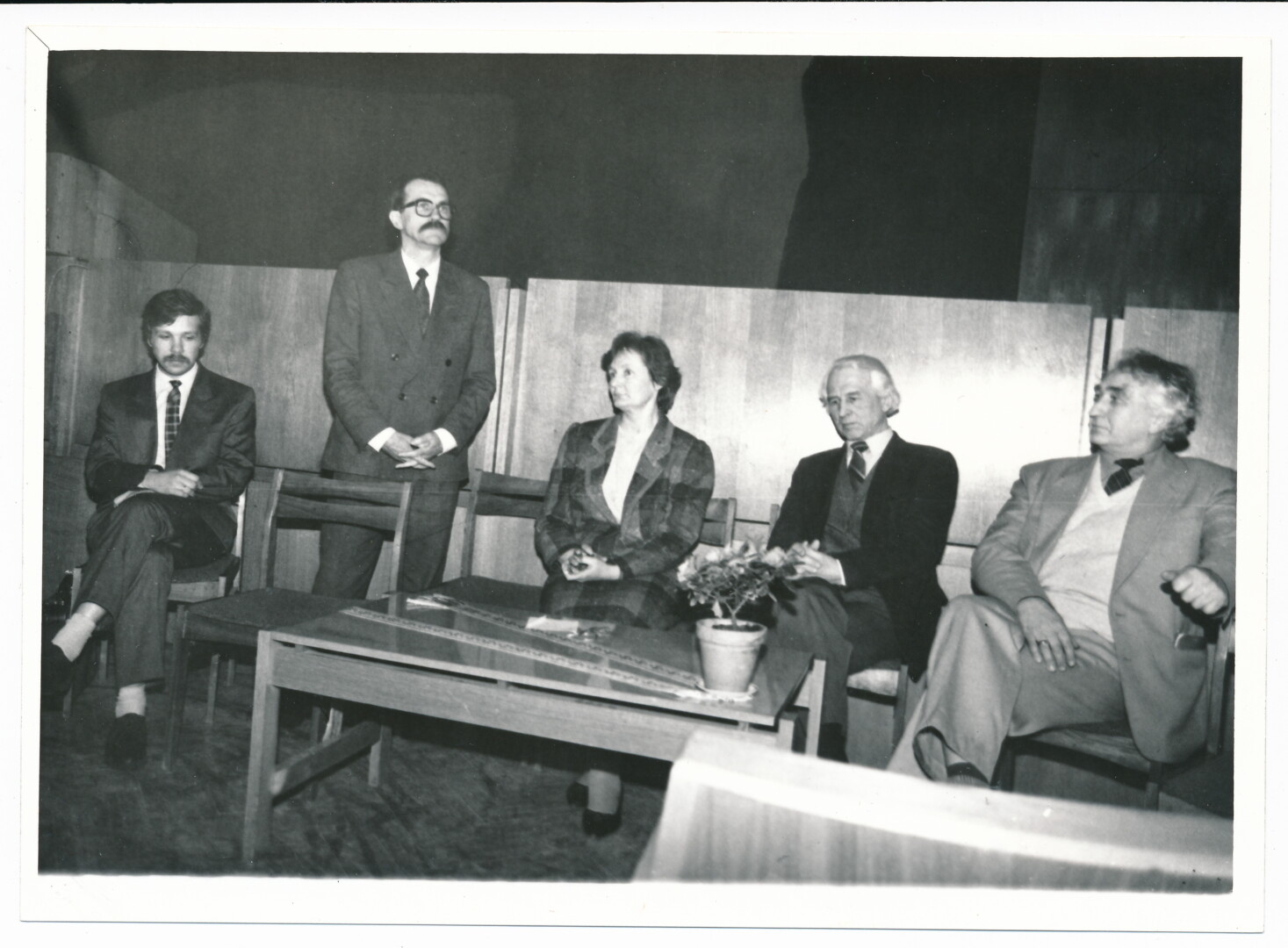 Susitikimas su savaitraščio „Atgimimas“ redakcijos darbuotojais. Iš kairės – S. Spurga, R. Ozolas, J. Vaičekauskienė, A. Antanaitis, R. Kašauskas. Panevėžys, 1992-ųjų kovo 17 diena. PANEVĖŽIO APSKRITIES GABRIELĖS PETKEVIČAITĖS-BITĖS VIEŠOSIOS BIBLIOTEKOS, Savanoriškos knygos bičiulių draugijos Panevėžio skyriaus fondo F24 nuotr.