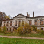 Panevėžio rajone įsikūrę Alančiai šiandien – vienos gatvės kaimas. Tokiu jį pavertė sovietizacija. Tačiau anksčiau tai būta vietovės, garsėjusios vienu didžiausių dvarų Lietuvoje.