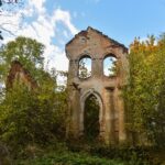 Pusiaukelėje tarp Krekenavos ir Pociūnėlių stūksantis Mitriūnų dvaras kadaise garsėjo turtais, jį supusiais gėlynais, išskirtinio grožio parku, šalia tyvuliavusiais tvenkiniais.