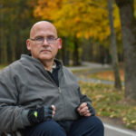 Nuo pat gimimo judėjimo negalią turintis panevėžietis Žilvinas Kliopmanas sovietmečiu jautėsi nustumtas į visuomenės užribį, netgi negalėjo lankyti mokyklos, kad „netraumuotų“ kitų vaikų.