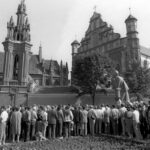 Iki Nepriklausomybės atkūrimo dar buvo likę keleri metai, o Lietuvos visuomenė jau juto stiprėjant permainų vėjus.