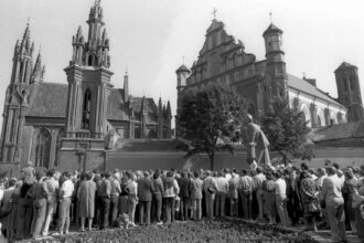 Iki Nepriklausomybės atkūrimo dar buvo likę keleri metai, o Lietuvos visuomenė jau juto stiprėjant permainų vėjus.