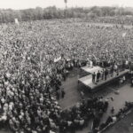 XX amžiaus devintojo dešimtmečio antroji pusė atnešė Lietuvai daugybę pokyčių, galiausiai nuvedusių į 1990 metų kovo 11-ąją. Toje ypatingoje eroje išsiskyrė 1988-ieji, Sąjūdžio įsikūrimo metai, – vadinamosios dainuojančios revoliucijos laikas. Vienas ženkliausių jos įvykių liko neatsiejamas nuo Panevėžio.
