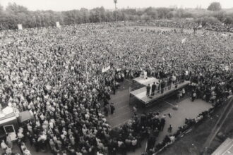 XX amžiaus devintojo dešimtmečio antroji pusė atnešė Lietuvai daugybę pokyčių, galiausiai nuvedusių į 1990 metų kovo 11-ąją. Toje ypatingoje eroje išsiskyrė 1988-ieji, Sąjūdžio įsikūrimo metai, – vadinamosios dainuojančios revoliucijos laikas. Vienas ženkliausių jos įvykių liko neatsiejamas nuo Panevėžio.