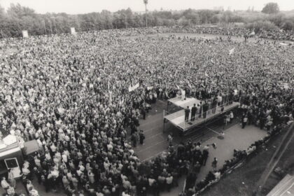 XX amžiaus devintojo dešimtmečio antroji pusė atnešė Lietuvai daugybę pokyčių, galiausiai nuvedusių į 1990 metų kovo 11-ąją. Toje ypatingoje eroje išsiskyrė 1988-ieji, Sąjūdžio įsikūrimo metai, – vadinamosios dainuojančios revoliucijos laikas. Vienas ženkliausių jos įvykių liko neatsiejamas nuo Panevėžio.
